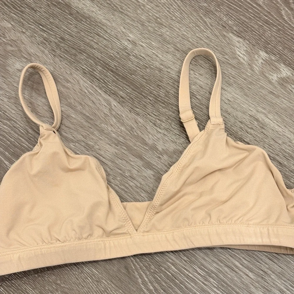 SKIMS Fits Everybody Triangle Bralette Clay Nude Tan Size Medium Wireless Bra - Picture 4 of 9